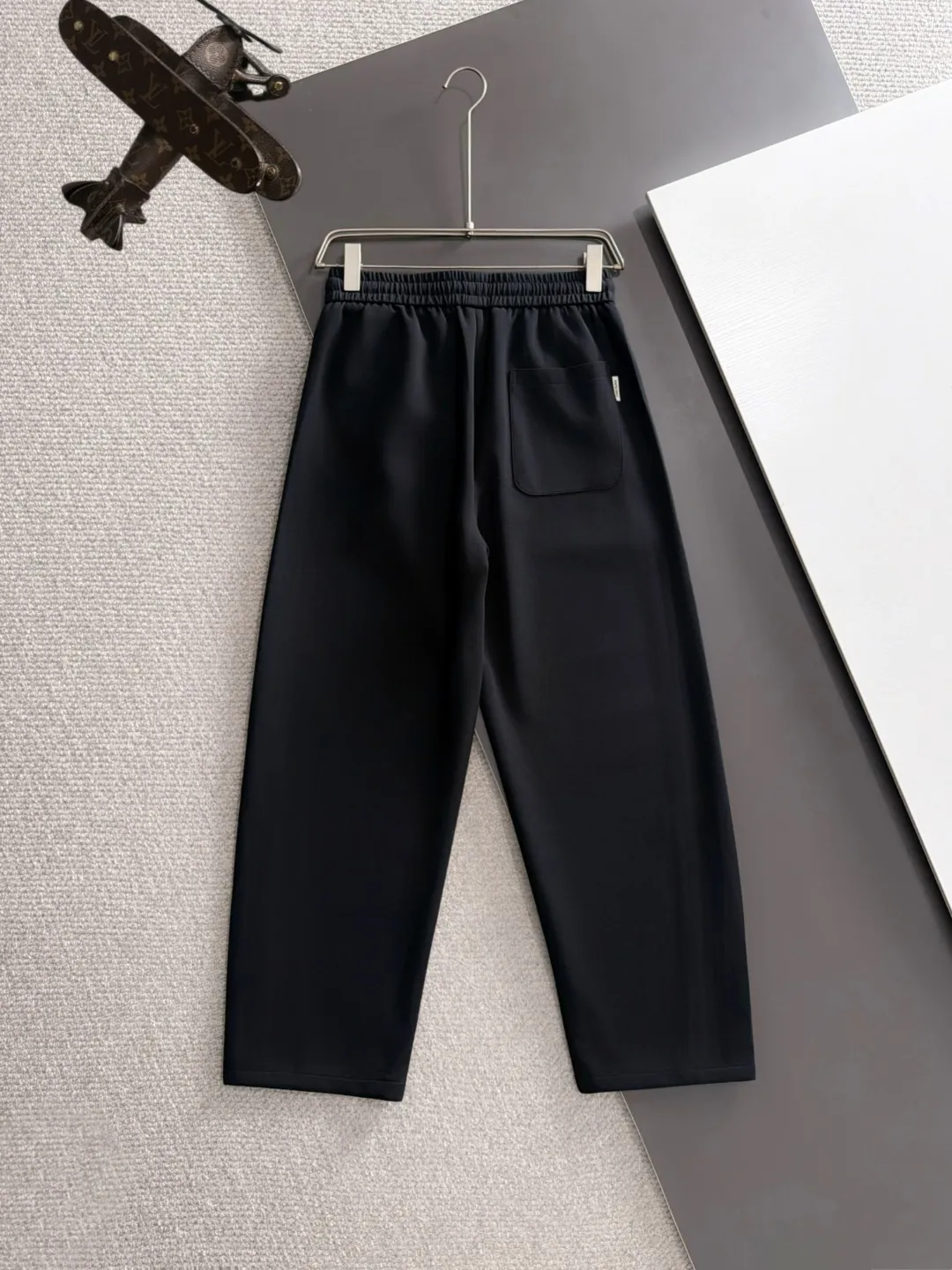 Next day shipment P195 Balenciaga 2026 Autumn and Winter New Arrival elastic band casual pants, counter-customized fabrics, Breathable, high comfort, impeccable details, brand element design concept, reflecting high quality. It feels delicate and soft! It presents a casual cut and the upper body shape is great! Sizes:S-3XL